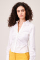 חולצת צוארון לבנה ומעודנת עם כיווצים לכל אורכה דגם Emilia