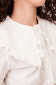 Diana חולצה לבנה עם צוארון תחרה גדול ועשיר